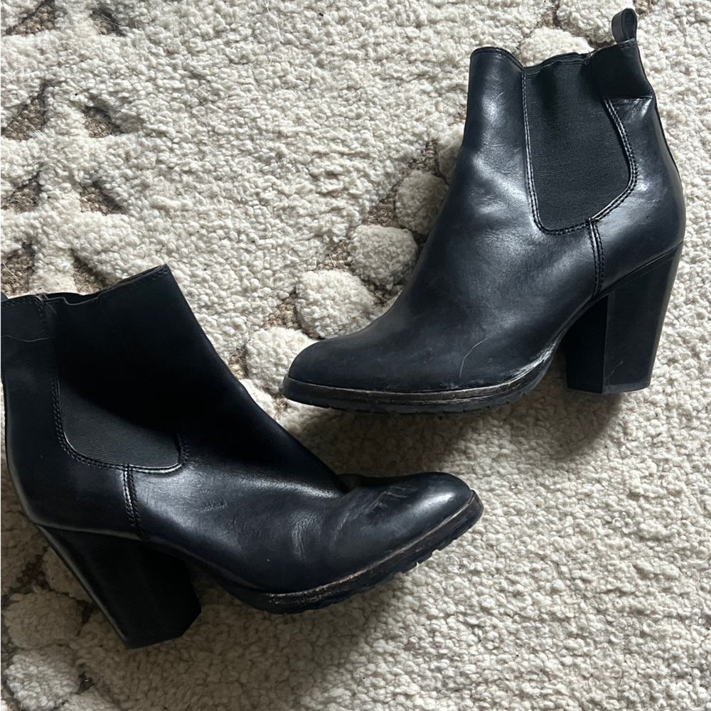 Frye Tate Chelsea boot size 8